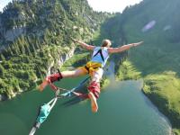 FB体育在线-跨界狂飙，当猛龙争冠意志接管F1赛道，爱德华兹的独行侠式胜利