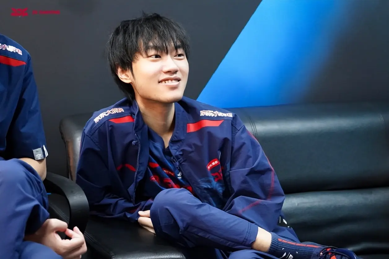 包含JDG碾压FNC,Knight打出惊人五杀强强对话入围赛,锁定晋级资格的词条 包含JDG碾压FNC,Knight打出惊人五杀强强对话入围赛,锁定晋级资格的词条