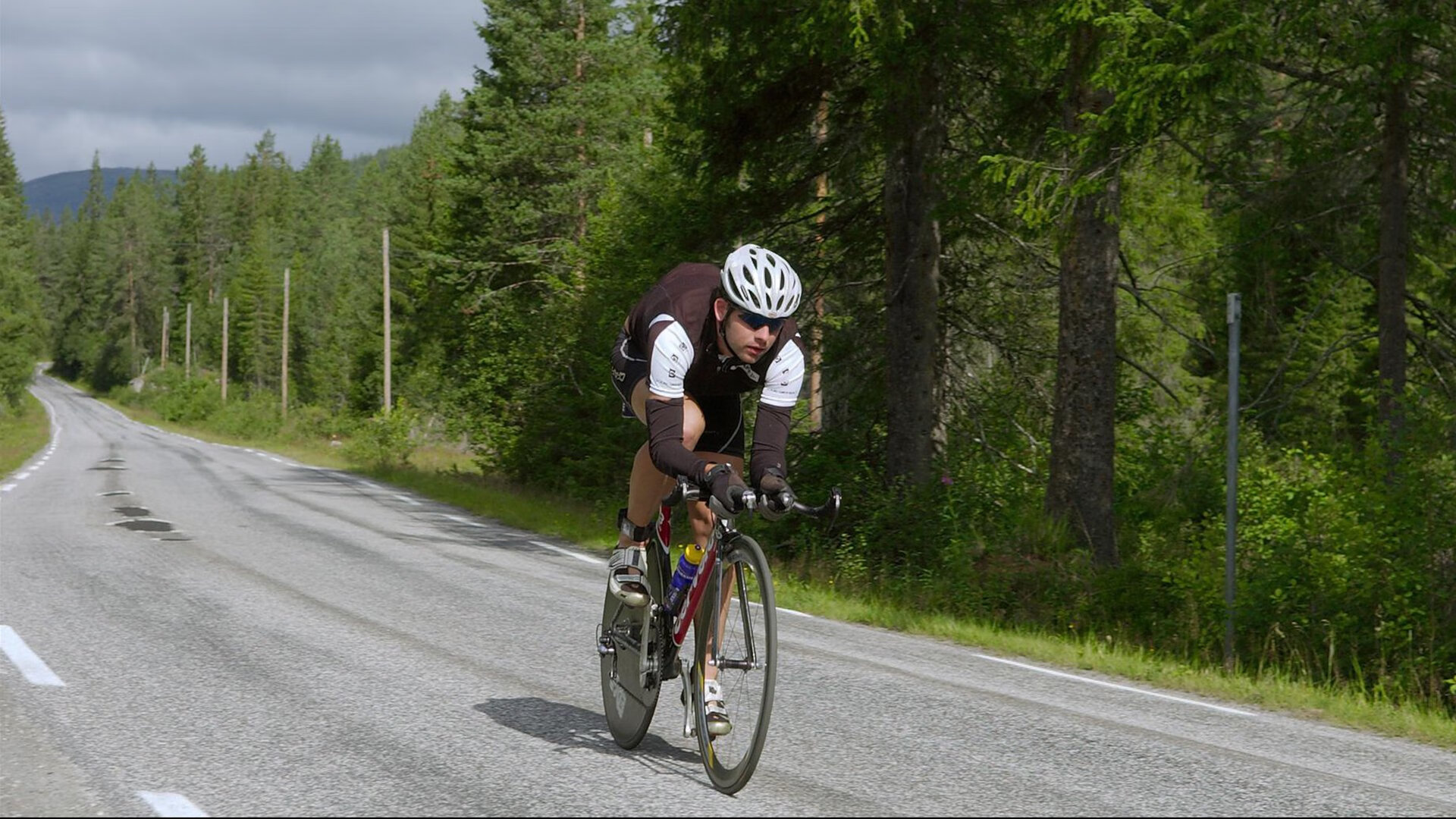 米切尔爆发撕裂魔术防线，湖人提前终结悬念的战术启示