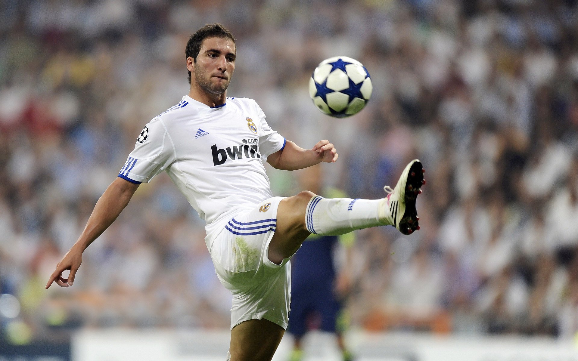 恩佐单节爆发撕裂防线，那不勒斯战术革命拉开日本节奏差距